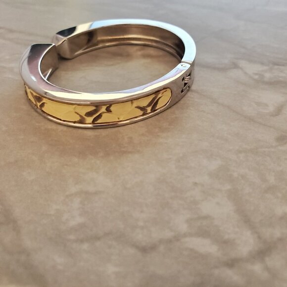 ✨ Stella and Dot Emerson Skakeskin Embossed Hinged Bangle Bracelet ✨ - Picture 5 of 10